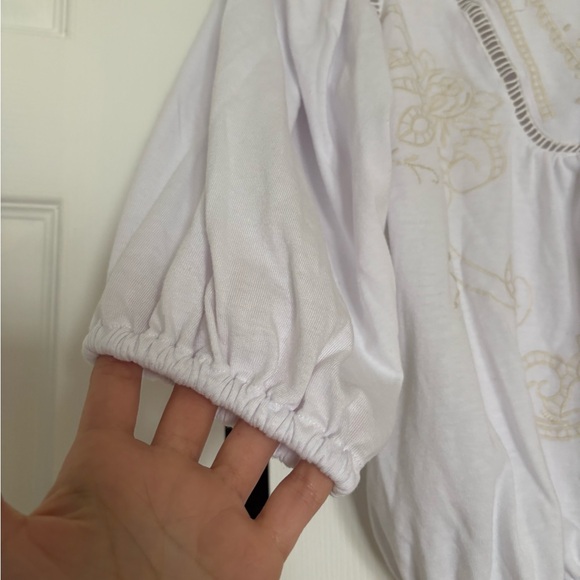 Chic White Embroidered Blouse - Picture 2 of 4